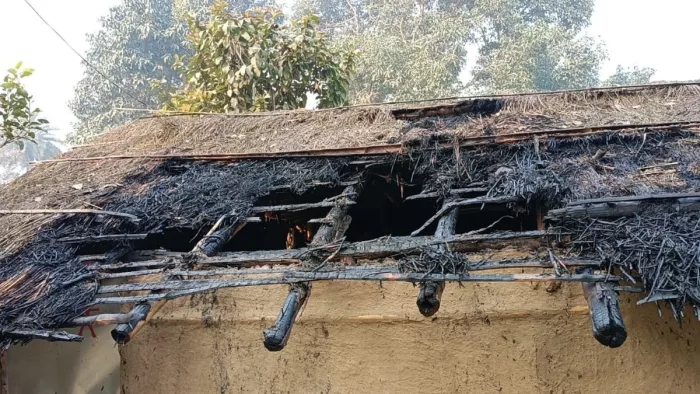 सीतामढ़ी में अगलगी में जला फूस का घर