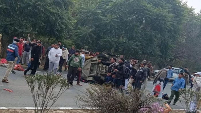 शोक सभा से लौट रहे परिवार के ऑटो को बस ने मारी टक्कर।