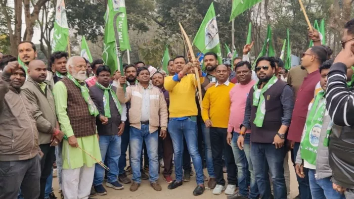 रांची के मोरहाबादी मैदान में प्रदर्शन करते शहर के झामुमो कार्यकर्ता