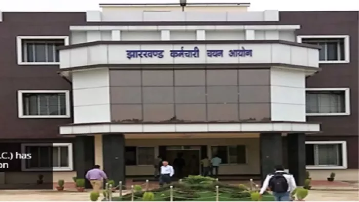 पेपर लीक मामले ने पकड़ा तूल, स्टूडेंट्स ने की CBI जांच की मांग; कार्यालय घेराव की दी चेतावनी