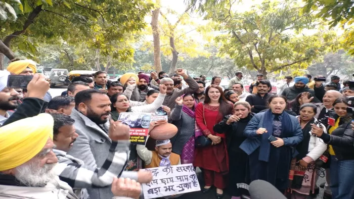 Chandigarh Mayor Election News: डीगढ़ नगर निगम चुनाव फैसले के बाद प्रदर्शन करते कांग्रेसी कार्यकर्ता