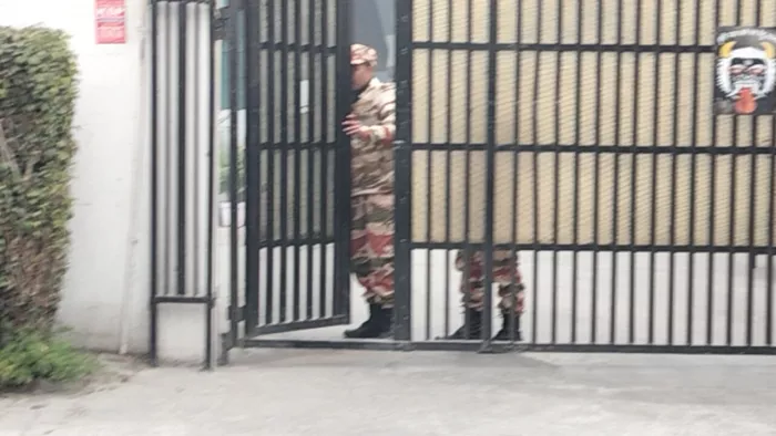 पानीपत में उद्योगपति के यहां आइडी की रेड के दौरान तैनात सीआरपीएफ कर्मी।