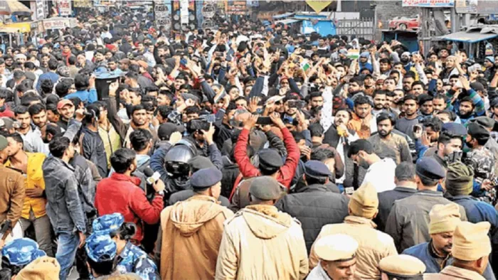 रेलवे में रिक्तियां बढ़ाने की मांग को लेकर गांधी मैदान थाने के पास प्रदर्शन करते अभ्यर्थी l
