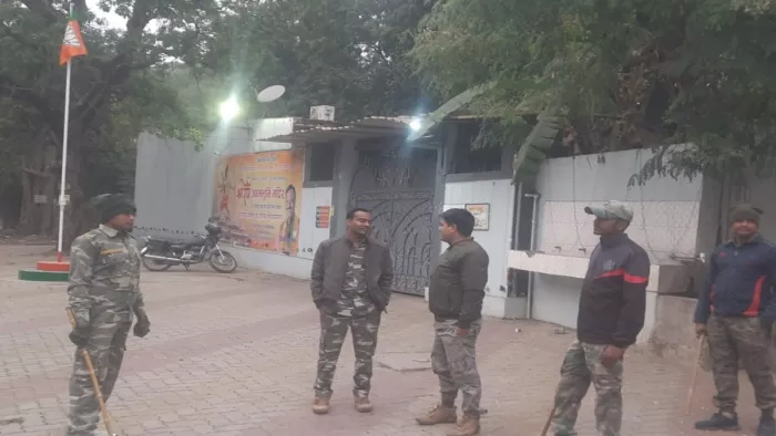 सेक्टर वन विधायक आवास के पास तैनात पुलिसकर्मी