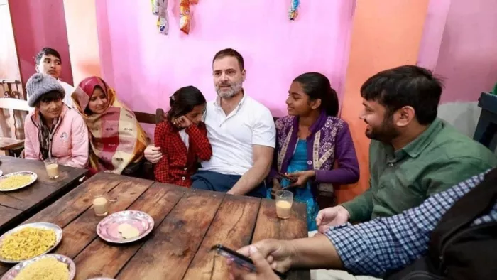 चाय दुकान पर बच्चों के साथ राहुल गांधी