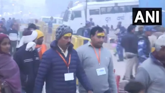 राम मंदिर में उमड़ रहे हैं भक्त। तस्वीर एएनआइ।