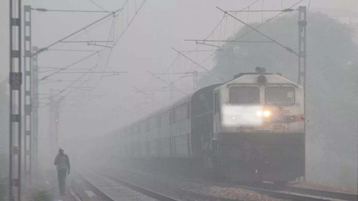 Indian Railways: कोहरे ने रोकी रेल की रफ्तार, देरी से चल रही 80 ट्रेनें; देखें List