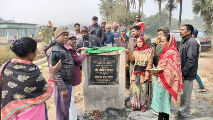 तालझारी के सगड़भंगा में चेक डैम निर्माण कार्य का शिलान्यास करते बोरियो विधायक लोबीन हेंब्रम