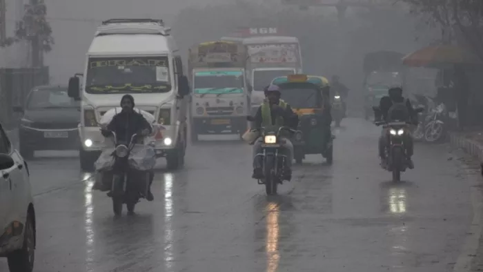 दिल्ली-NCR में बारिश से बढ़ी ठिठुरन, पहाड़ों पर जारी रहेगी बर्फबारी।