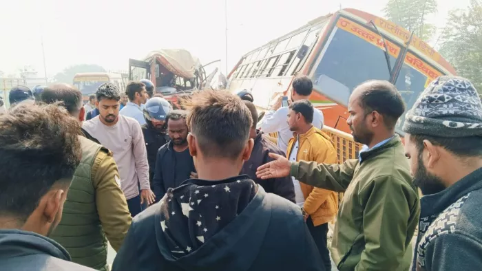 दुर्घटना के बाद घायल हुए श्रद्धालुओं को बस से निकालते स्थानीय लोग। जागरण