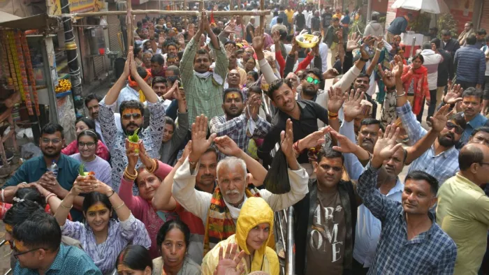 श्रीकाशी विश्वनाथ धाम के गेट नं. चार से दर्शन करने को कतार में खड़े श्रद्धालु। नवनीत रत्न पाठक