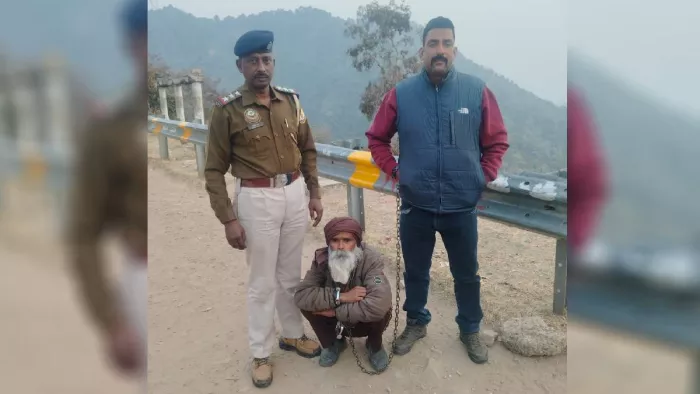 हमीरपुर पुलिस के पीओ सेल के साथ आरोपी भगौड़ा कन्हैया लाल।