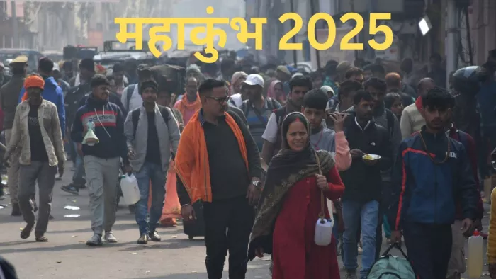 Maha Kumbh 2025 लीडर रोड से गुजरते श्रद्धालु।-जागरण