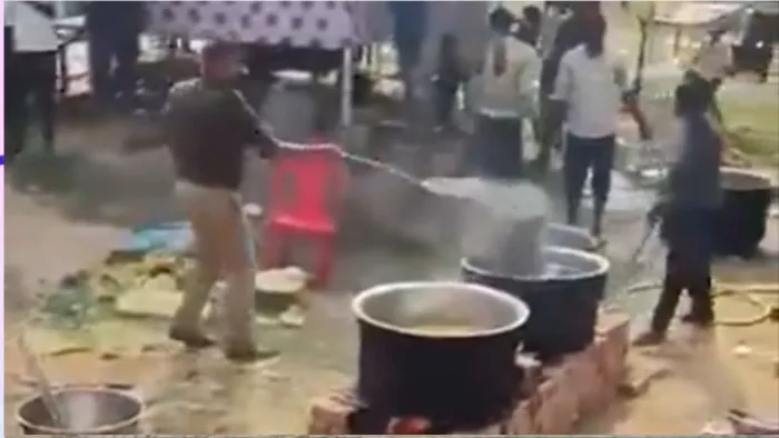 इंस्पेक्टर ने भंडारे के भोजन में डाली राख।- वीडियो ग्रैब