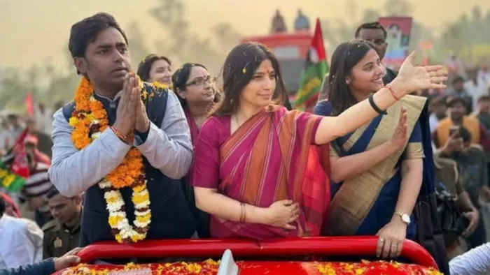 सपा प्रत्याशी अजित प्रसाद के समर्थन में रोड शो के दौरान कार्यकर्ताओं का अभिवादन करतीं सांसद डिंपल यादव: जागरण
