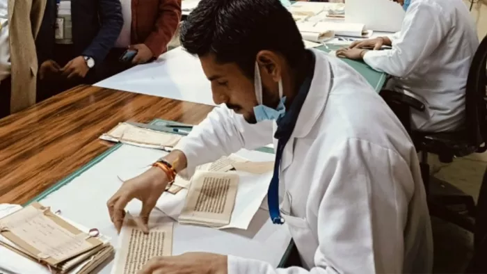 संस्कृत विश्वविद्यालय के सरस्वती भवन में पांडुलिपियों का ट्रीटमेंट करती राष्ट्रीय पांडुलिपि मिशन की टीम। -फाइल फोटो।