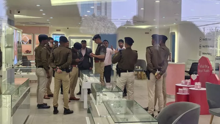लूट की घटना के बाद मौके पर पहुंची पुलिस। (जागरण फोटो)