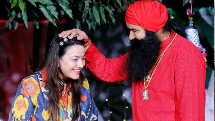 हनीप्रीत के साथ राम रहीम ने डेरे का किया निरीक्षण।
