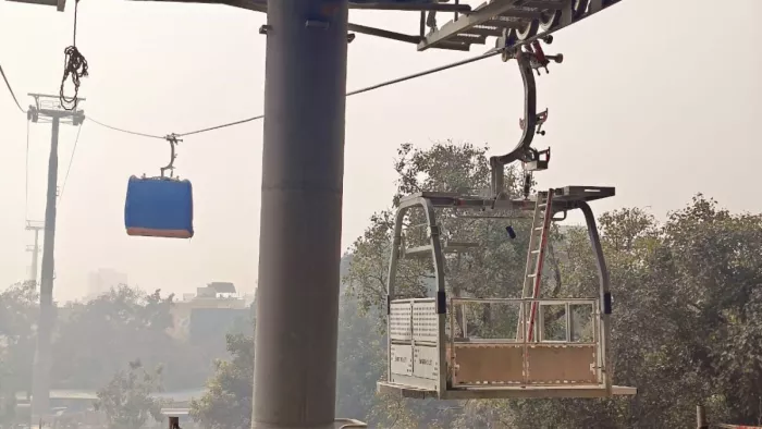 विद्यापीठ स्टेशन पर हो रहा रोपवे का एलाइनमेंट परीक्षण। जागरण