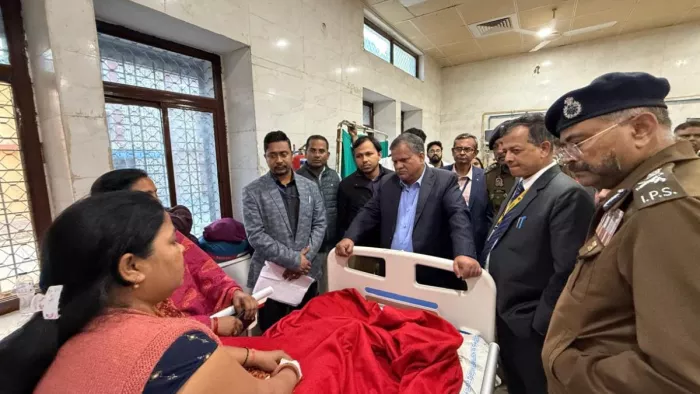 यूपी के मुख्य सचिव मनोज कुमार सिंह और डीजीपी प्रशांत कुमार ने घायलों से उनका हालचाल पूछा