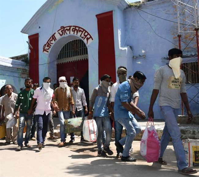 Kanpur Lockdown जिला जेल से रिहा हुए 65 बंदियों ने खुली हवा में ली