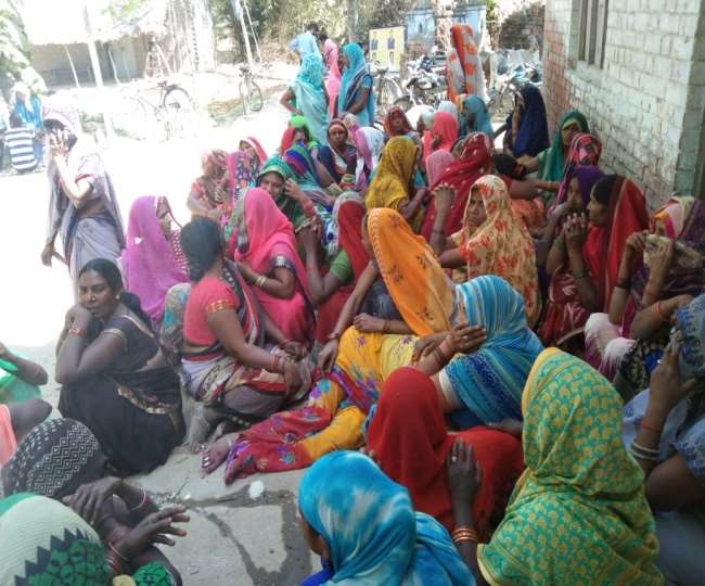 प्रतापगढ़ के उदयपुर थाना इलाके में मिलावटी शराब पीने से चार लोगों की मौत हो गई।