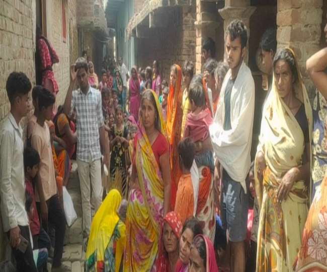 विलाप करते मृतक के स्वजन व जुटी भीड़। जागरण