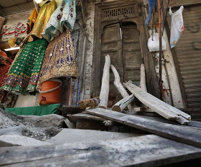 मंदिर के पुनर्निर्माण और मरम्मत का काम चल रहा था।