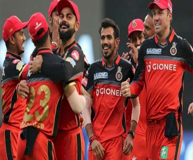 RCB के कप्तान विराट कोहली अपने साथी खिलाड़ियों के साथ (एपी)