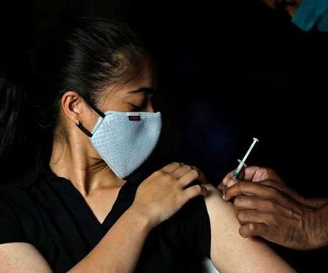 देश भर में कल से 45 साल से अधिक उम्र के भी लोगों को लगेगी वैक्सीन। (फोटो: दैनिक जागरण)