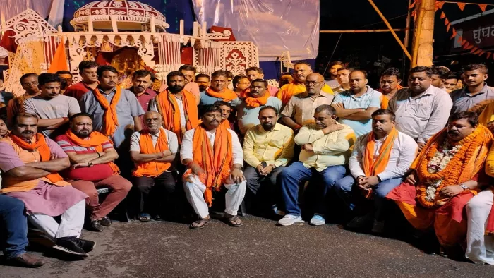 साकची बाजार में गुरुवार देर रात तक बैठक करते अखाड़ा संचालक