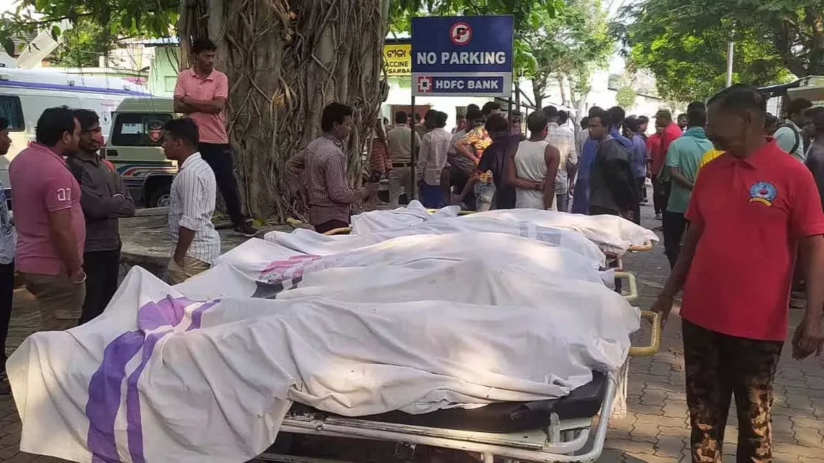 संबलपुर सड़क हादसे में मृतकों की संख्‍या बढ़कर हुई 7, 4 घायलों में से 2 की हालत गंभीर, गांव में पसरा मातम
