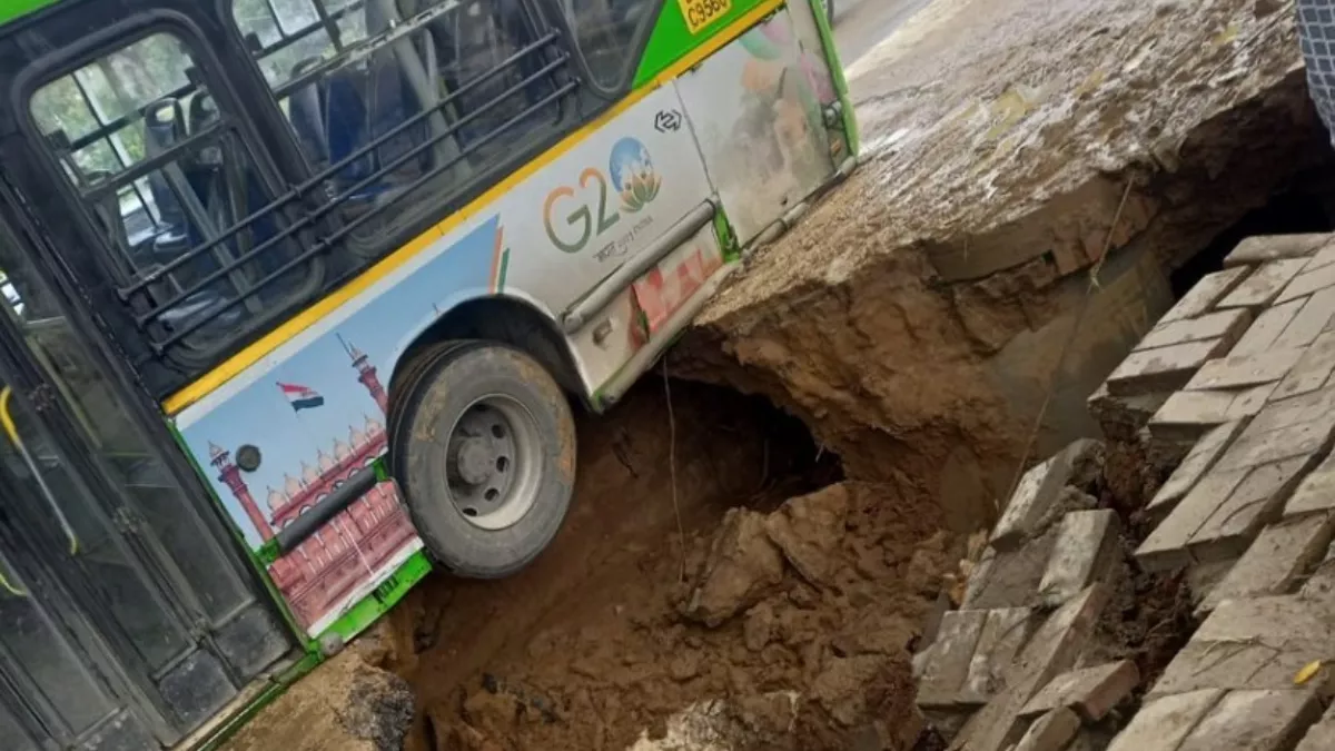 दिल्ली में बारिश से 10 फीट धंसी सड़क, टला बड़ा हादसा