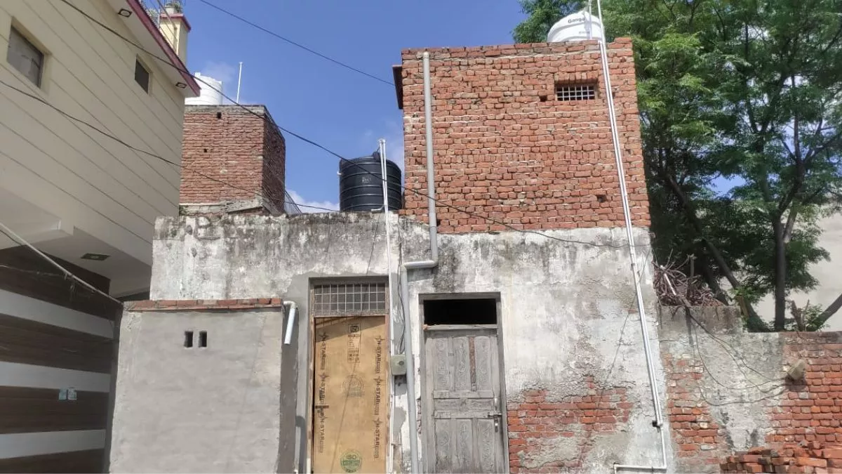 Ghaziabad: गुजरात पुलिस की मोदीनगर में दबिश, बिसोखर के मकान में चल रहा था कॉल सेंटर, संदिग्ध भाई-बहन गिरफ्तार