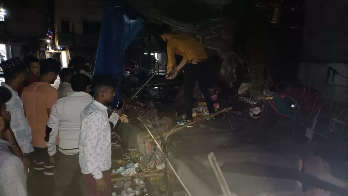 Delhi: आंधी से जल बोर्ड के कार्यालय और 2 घरों की गिरी दीवार, 3 लोग हुए घायल; तीनों को अस्पताल में कराया भर्ती