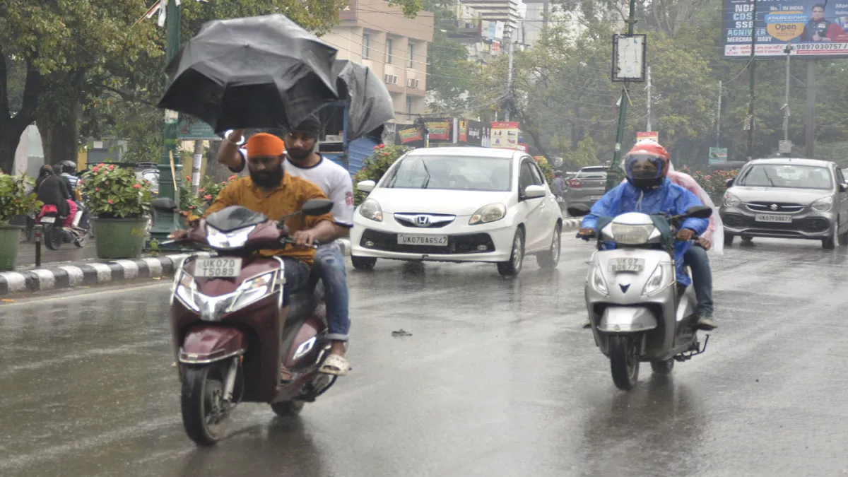 Uttarakhand Weather: बारिश से सर्दी का U-टर्न, बद्रीनाथ में बर्फबारी; रामनगर में नाले के उफान पर आने से बस बही