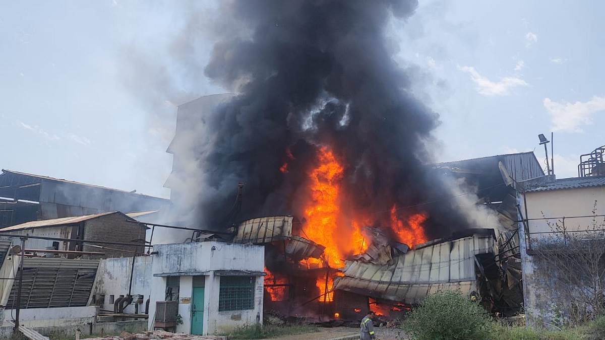 fire broke out in closed laxmi oil factory in kanpur dehat and fire brigade present on spot