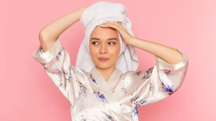 Hair Care Mistakes: गीले बालों में टॉवेल लपेटने के नुकसान
