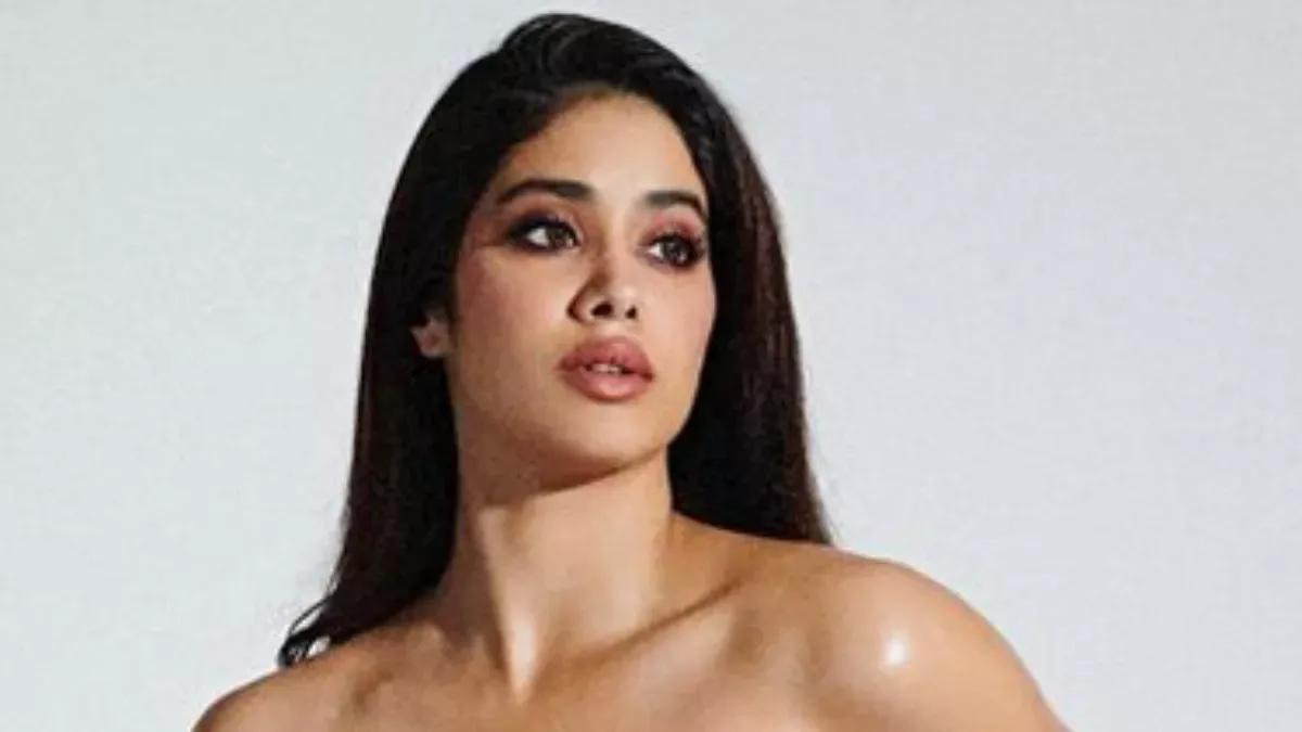 Janhvi Kapoor ने ब्रालेट संग पहनी ऐसी टाइट फिटिंग स्कर्ट, ट्रोलर्स बोले- आज श्रीदेवी जिंदा होती तो ऐसा न होता