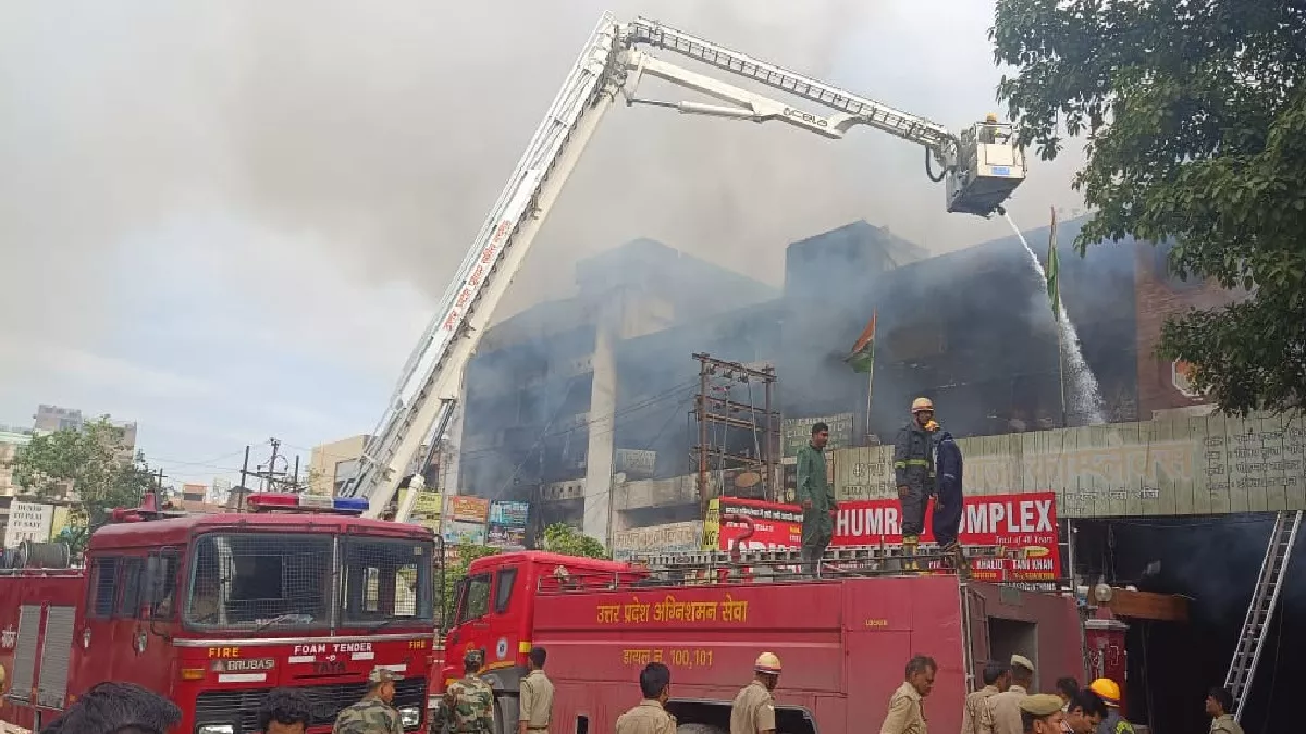 कानपुर के सबसे बड़े कपड़ा बाजार में लगी आग, 300 के करीब दुकानें जलकर खाक- Fire broke out in Kanpur's largest textile market, nearly 300 shops gutted
