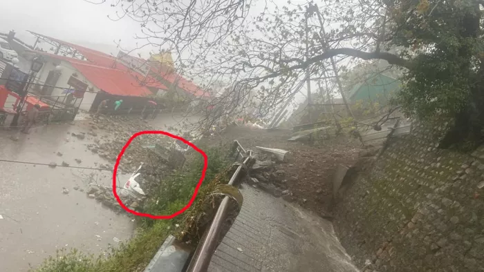 Uttarakhand Weather: लगातार हो रही बारिश से सेवॉय होटल का पुश्ता गिर गया है, मलबे में कई वाहन दब गए।