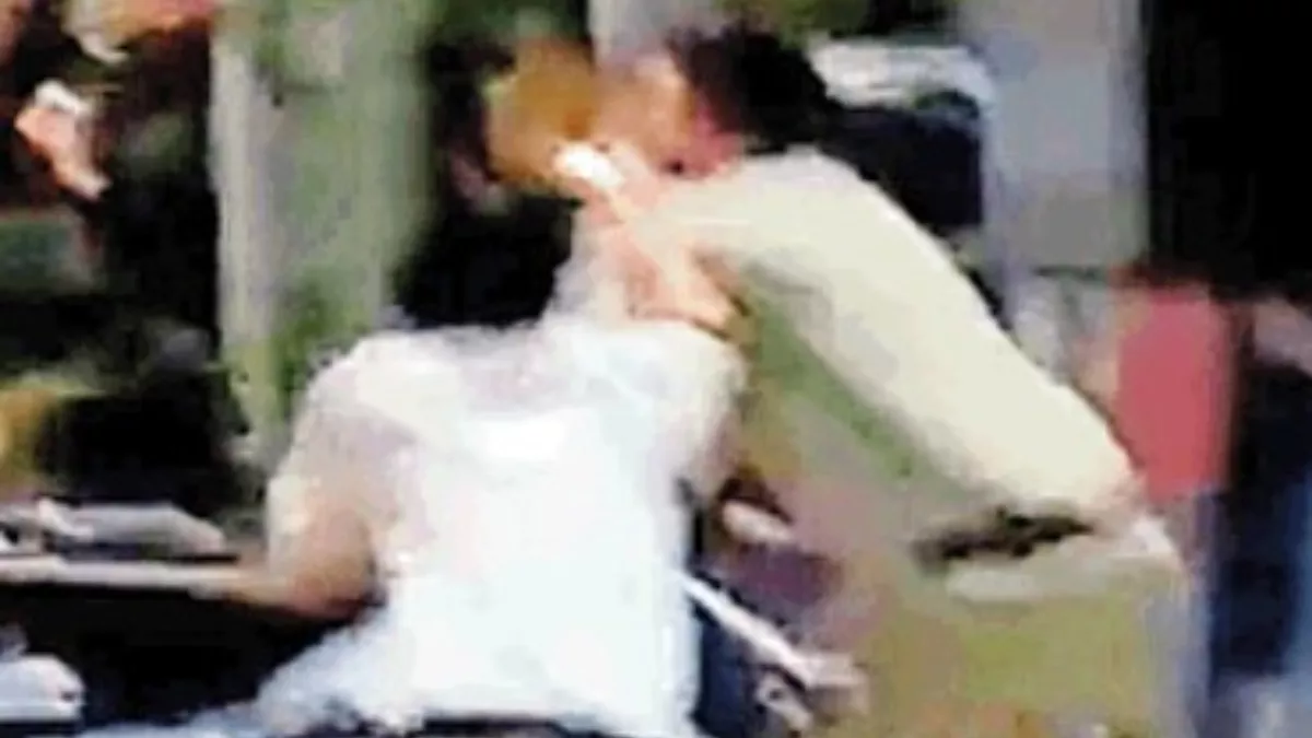 दिल्ली में आरोपित को छुड़वाने के लिए लोगों ने पुलिस बूथ पर किया हमला, वीडियो वायरल
