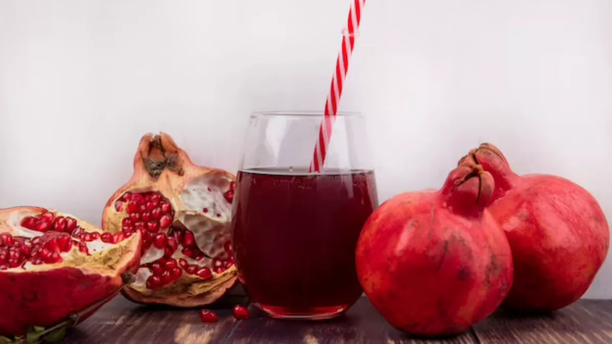 Pomegranate Juice: त्वचा के साथ शरीर के लिए भी फायदेमंद है अनार का जूस, लेकिन साथ में बरतें ये सावधानी