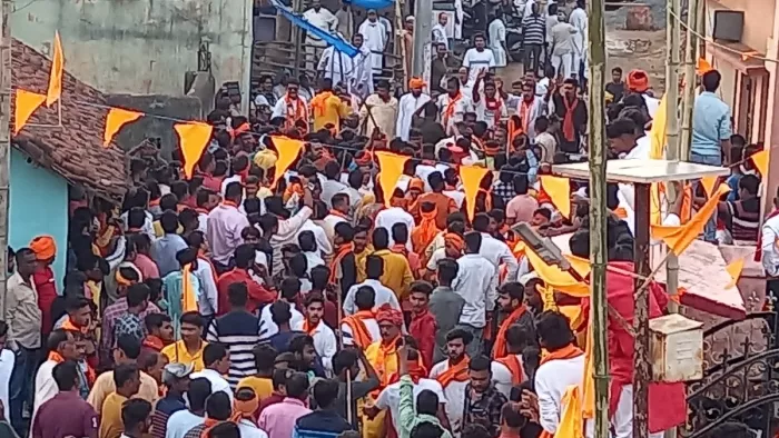 पोटका में पथराव के बाद भागते हुए लोग।