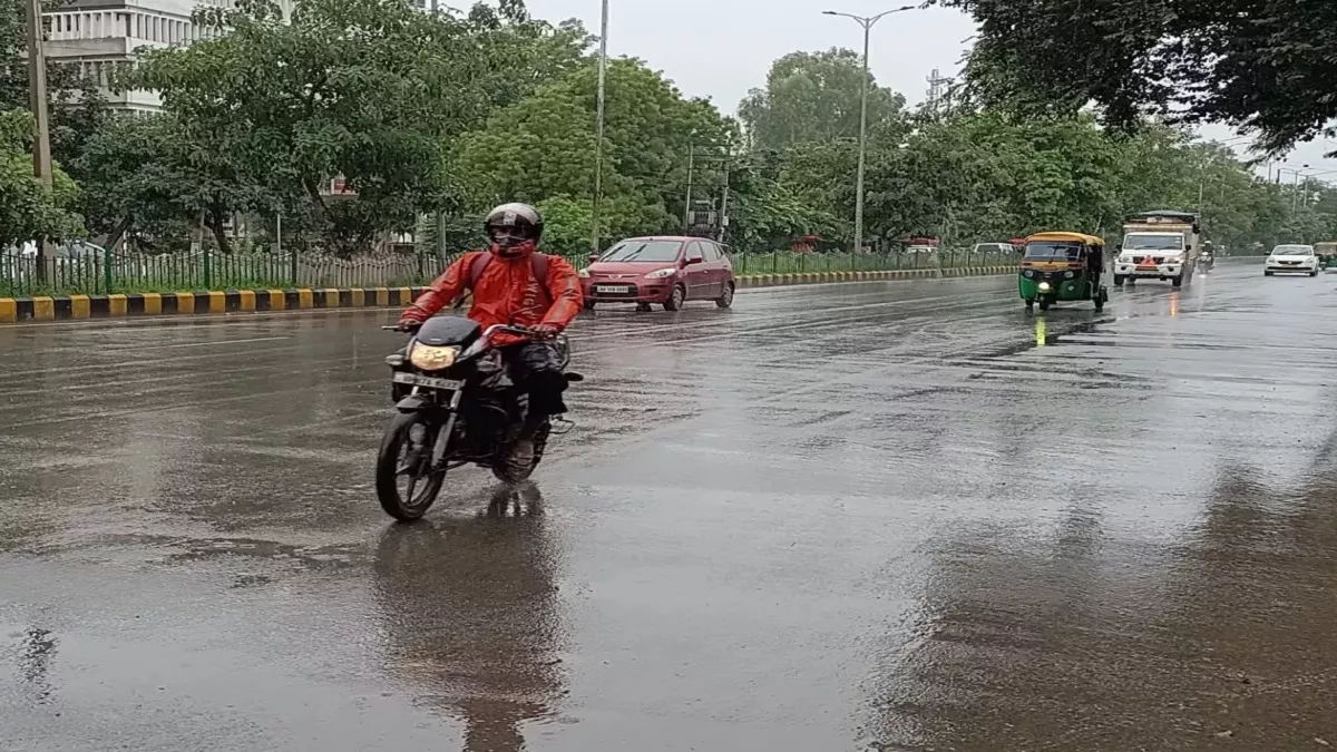 UP Weather: यूपी के कई शहरों में देर रात तेज आंधी तूफान के साथ हुई बार‍िश, IMD ने दी ओलावृष्टि की चेतावनी