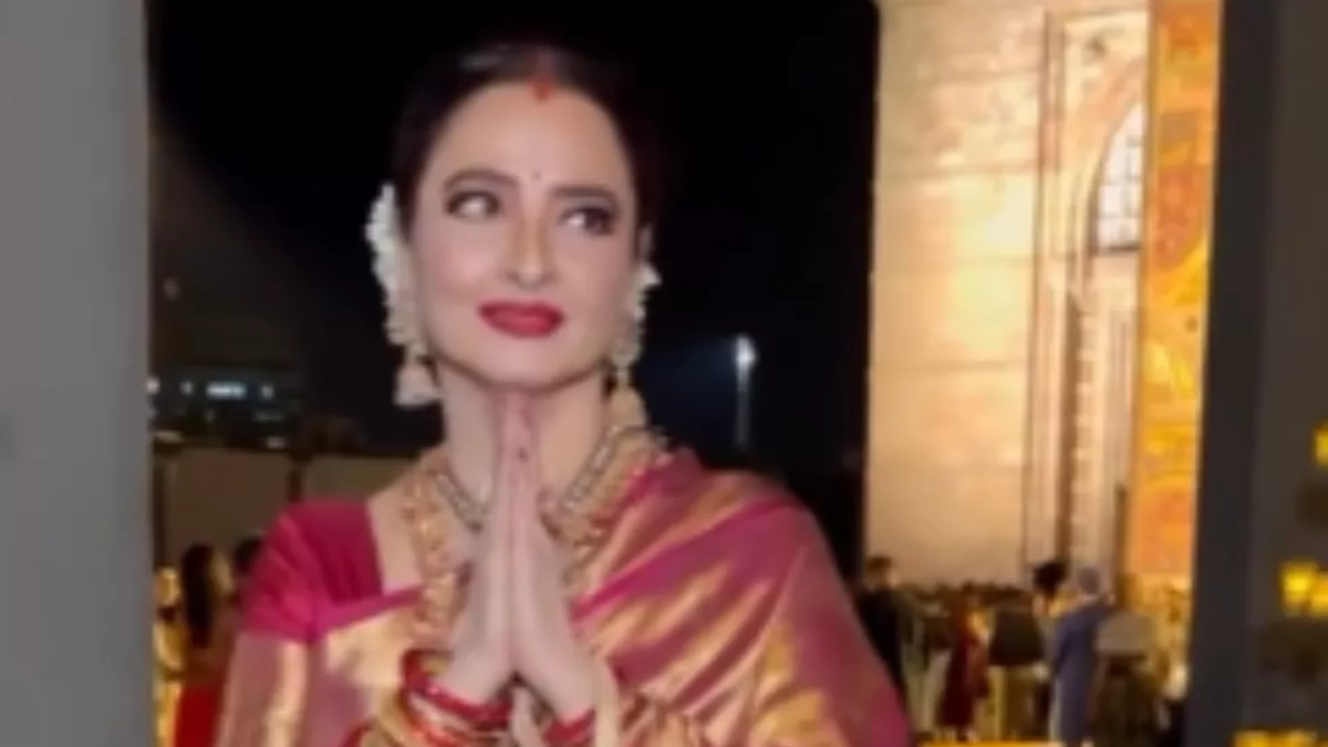 Rekha Video: इवेंट में अपने एवरग्रीन अंदाज में पहुंची रेखा, पोज देते वक्त अचानक बचीं गिरते-गिरते