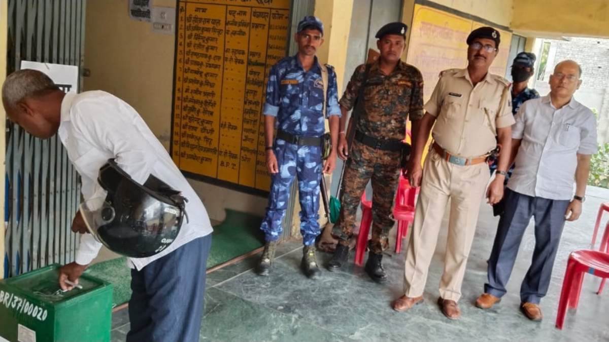 voting is underway in chhapra siwan gopalganj motihari and bettiah for bihar mlc election saran graduate election and saran teachers by election