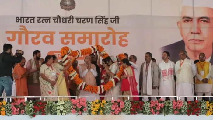 मेरठ में गौरव समारोह के दौरान मंच पर पीएम मोदी व अन्य नेतागणा।