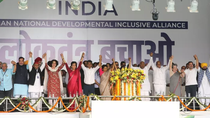 केजरीवाल की तस्वीर हटने पर शुरू हुई रैली, महारैली में दिखी गठबंधन की एकता में छिपी असहमति