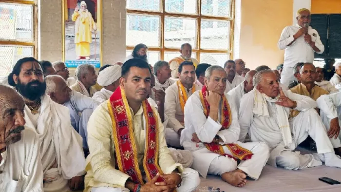 Mathura News: गांव में शराब पर रोक लगाने का पंचायत में हुआ निर्णय